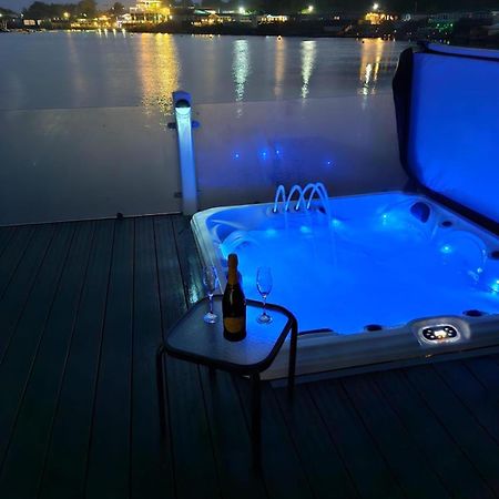 Lakeside Holiday Home With Hot Tub 塔特舍尔 外观 照片