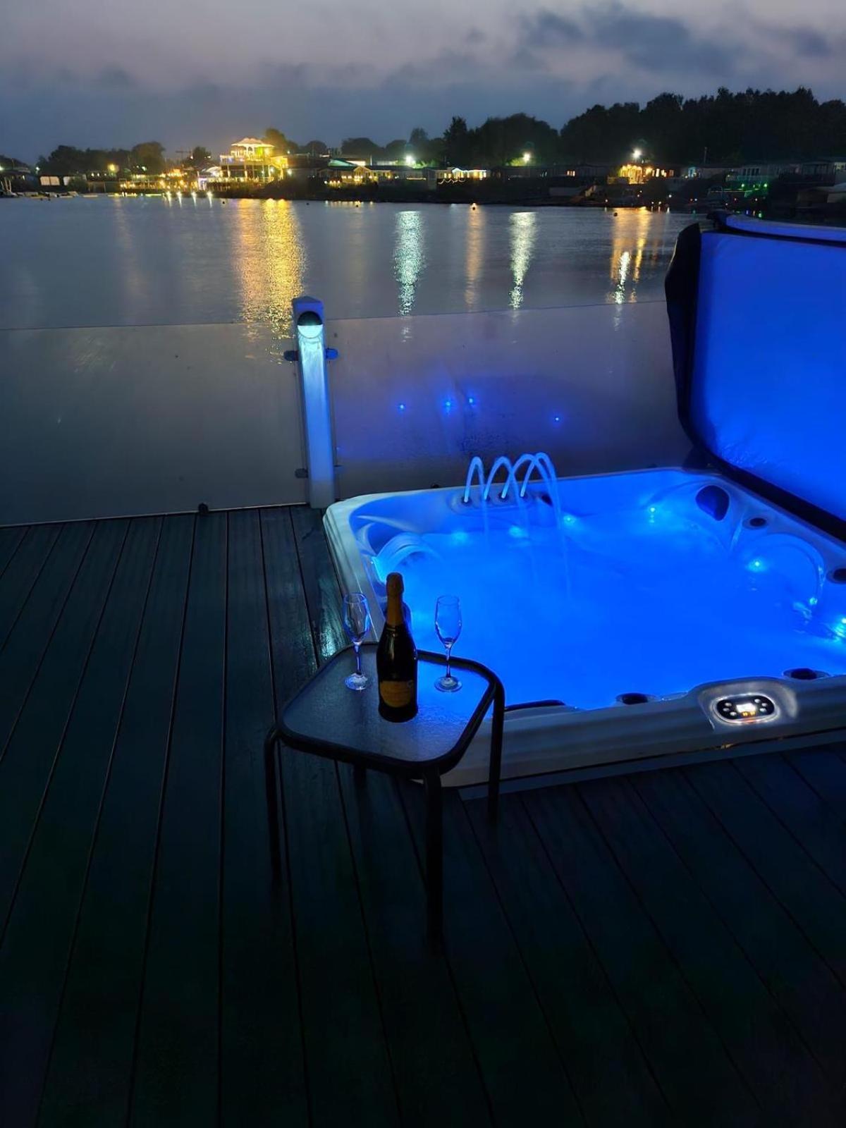 Lakeside Holiday Home With Hot Tub 塔特舍尔 外观 照片