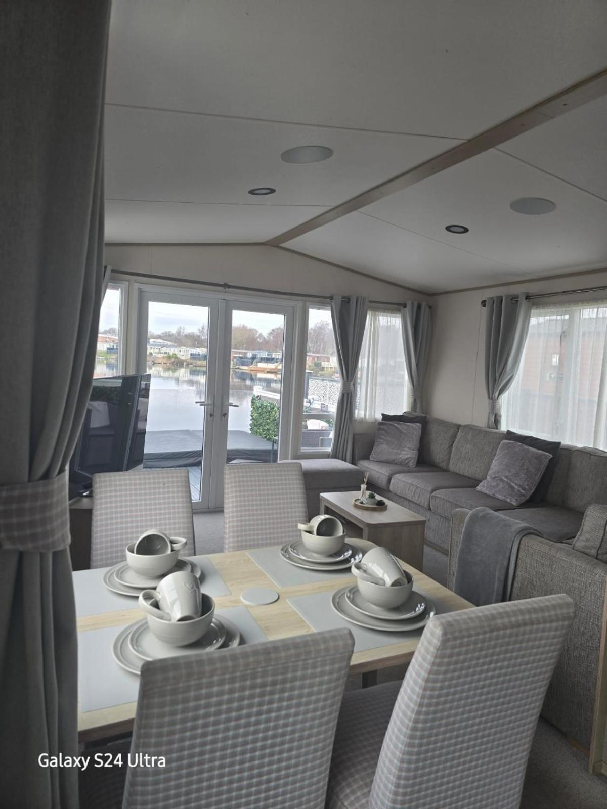 Lakeside Holiday Home With Hot Tub 塔特舍尔 外观 照片