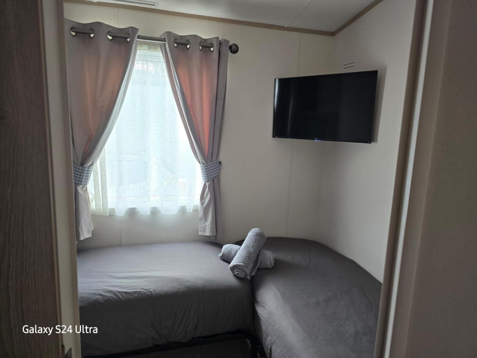 Lakeside Holiday Home With Hot Tub 塔特舍尔 外观 照片